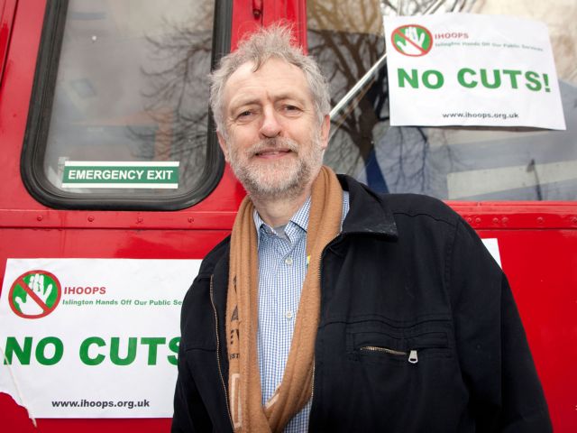 Guardian: Αν κάποιον αποξενώνει ο Κόρμπιν είναι το κατεστημένο