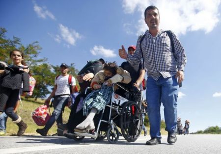 Περπατώντας προσπαθούν οι πρόσφυγες να φθάσουν στην Ελλάδα