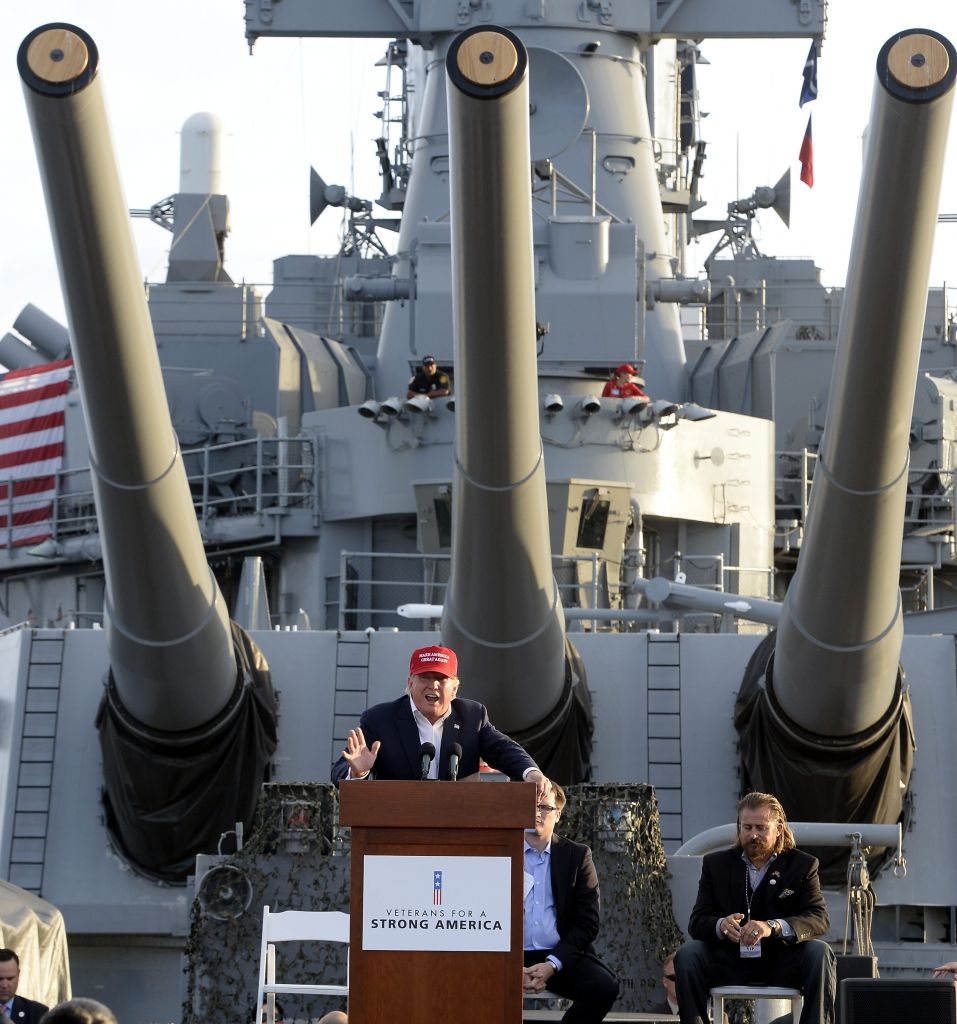 Τραμπ: Αφήνει να πλανάται ότι ο Ομπάμα είναι μουσουλμάνος