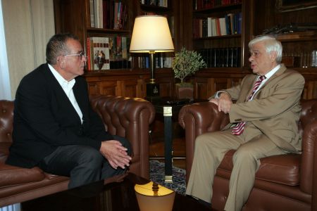 Παυλόπουλος για προσφυγικό: Οι έλληνες γιατροί υπερβάλλουν εαυτούς