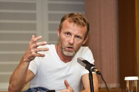 Γιου Νέσμπε: «Μικρός ήμουν φοβητσιάρης, με τρόμαζε το σκοτάδι»