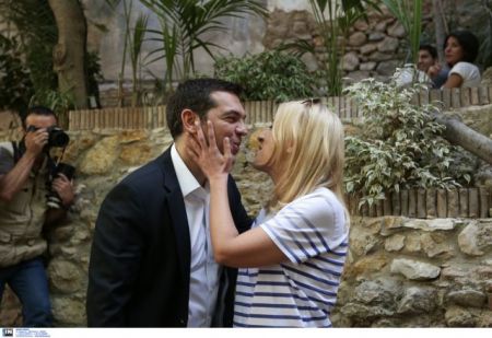 Με τη νεολαία συναντήθηκε στο κέντρο της Αθήνας ο Αλέξης Τσίπρας