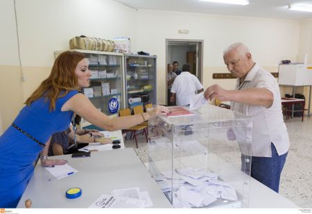 Στις κάλπες με το βλέμμα στην επόμενη μέρα