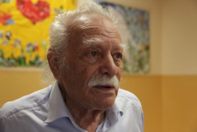 Τα «θαλασσώματα» της Ρένας Δούρου στα φράγματα του Μανώλη Γλέζου