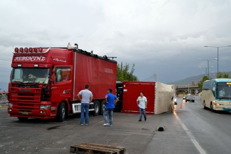 Ανατροπή νταλίκας στην Εθνική Οδό Αθηνών – Λαμίας