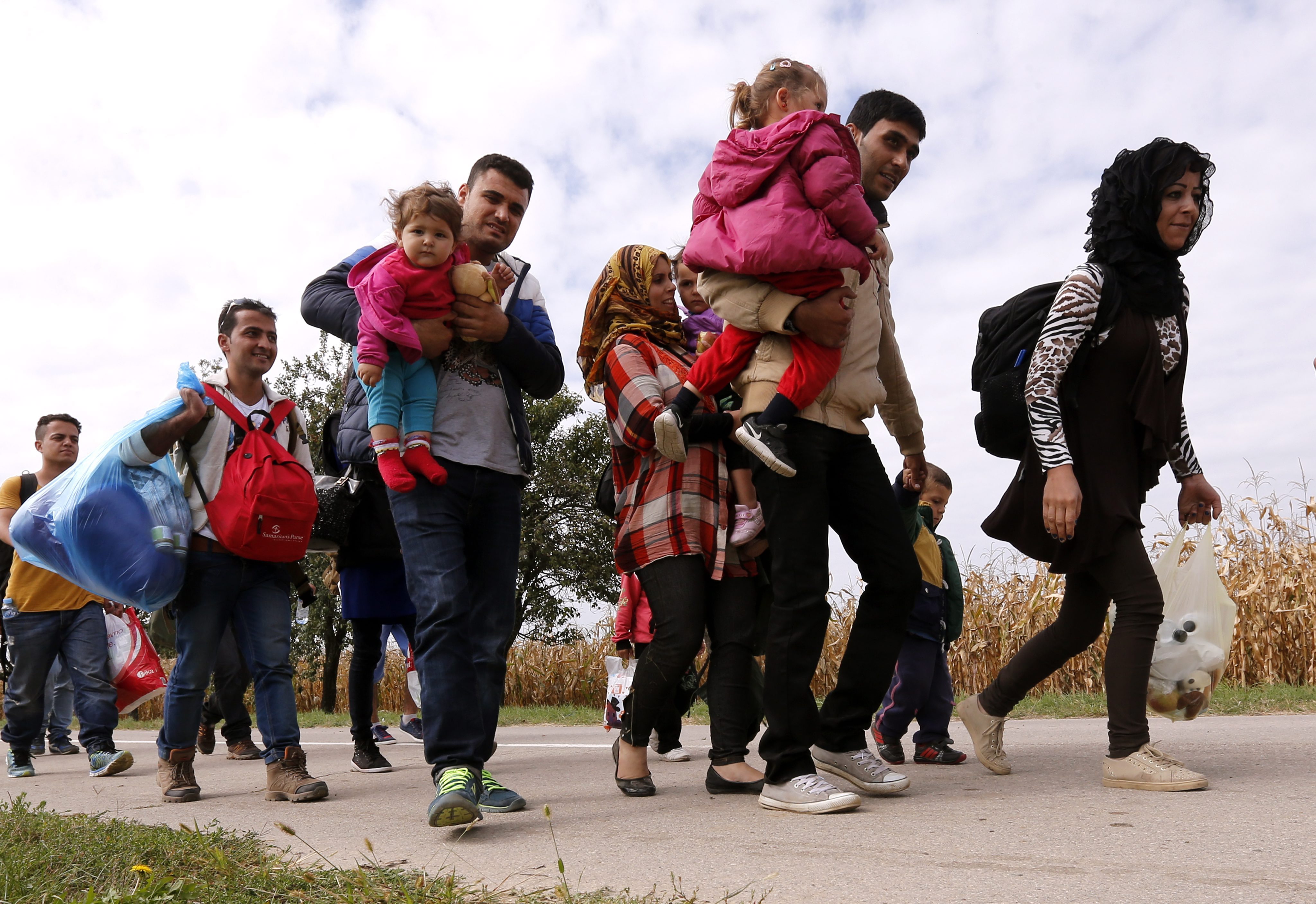 Маленькие дети беженцы. Беженцы. Международное беженец. Женщины мигранты в россии. Беженцы картинки.