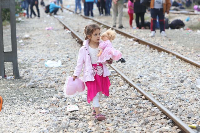 Refugee “hot spots” to be established in Piraeus and on five Aegean islands