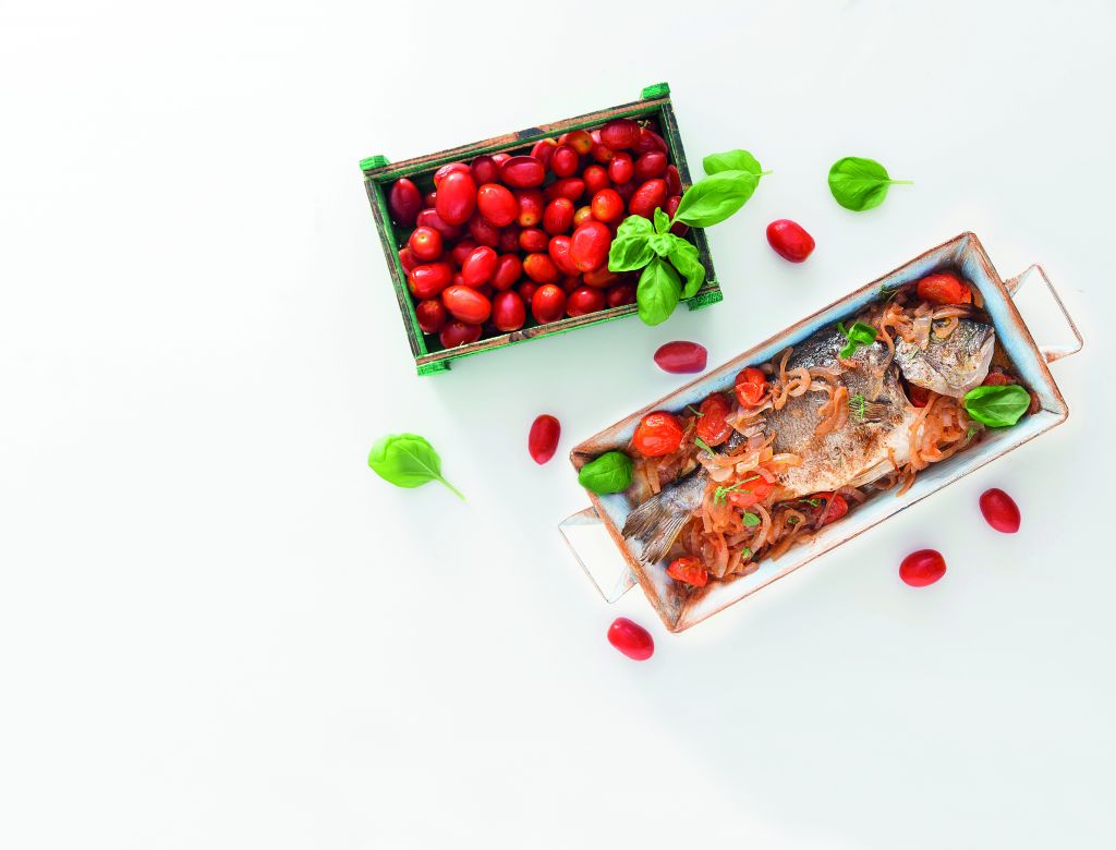 Τσιπούρες με ντοματίνια και βασιλικό