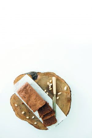 Κέικ με χαρουπάλευρο και πούδρα αμυγδάλου