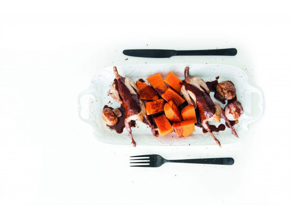 Ορτύκια με γλυκοπατάτες και σάλτσα σοκολάτας