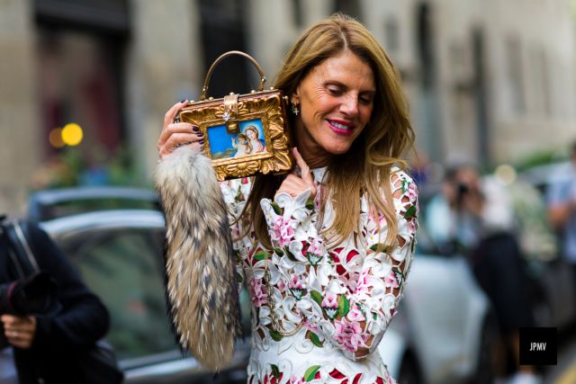 Η Άννα Ντέλο Ρούσο βγάζει στο σφυρί ρούχα από τη συλλογή της