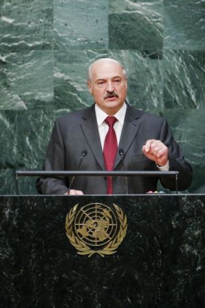 Αλεξάντερ Λουκασένκο: Χρωστάει στον Πούτιν, φλερτάρει τη Λαγκάρντ