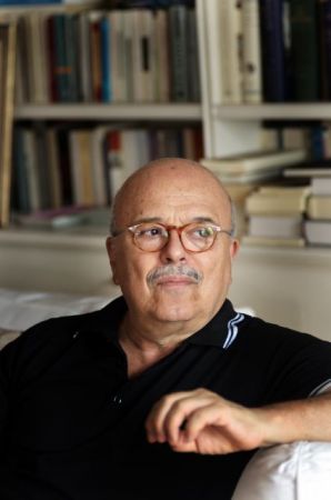 Γιάννης Ξανθούλης: Αφηγούμαι τραγικά πράγματα μ’ έναν αστείο τρόπο