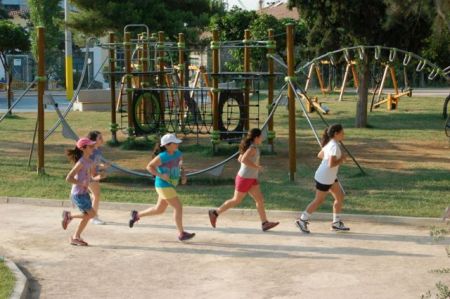 Τα παιδιά παίζουν στο πάρκο στον δήμο Νίκαιας-Ρέντη