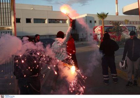Υποδοχή των παικτών του Ολυμπιακού μετά την νίκη στο «Emirates»