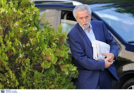 Τρία πλοία για μεταφορά μεταναστών ψάχνει ο Θ. Δρίτσας