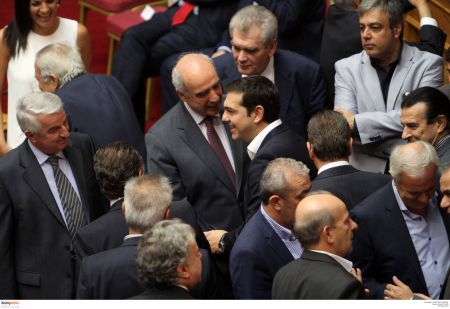 Απρόοπτα και πηγαδάκια πίσω από τις κάμερες στην ορκωμοσία των βουλευτών