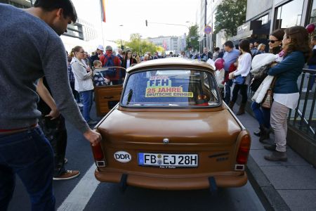 Γερμανία: 25 χρόνια από την επανένωση με το βλέμμα στο προσφυγικό