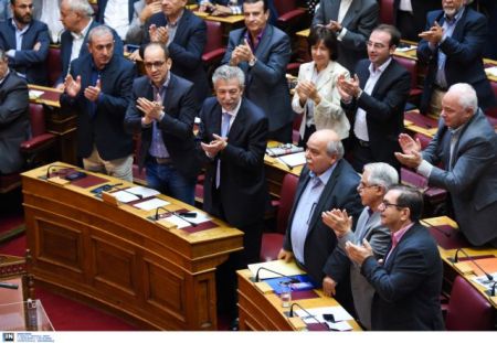 «Μαχαίρι» 10% στη βουλευτική αποζημίωση και τέλος στο αφορολόγητο