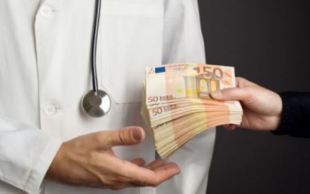 Παρέμβαση Τσίπρα επιταχύνει αλλαγές στο πειθαρχικό δίκαιο των δημοσίων υπαλλήλων