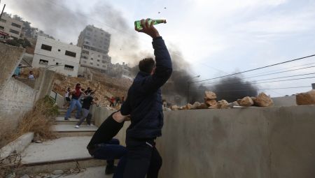 Κατεδαφίζει σπίτια Παλαιστίνιων που έχουν κάνει επιθέσεις το Ισραήλ