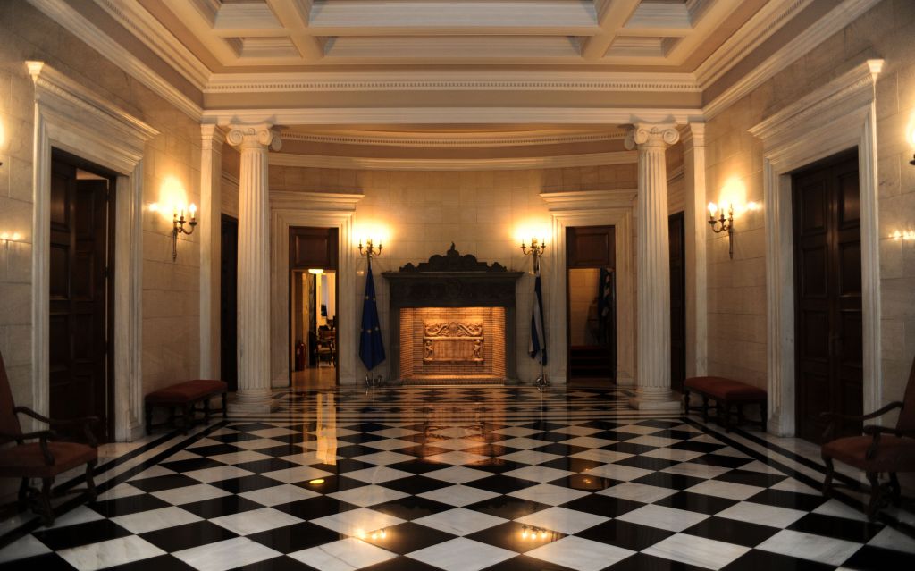 Με το «καλημέρα» ασφυκτικός κλοιός γύρω από την κυβέρνηση από το «κουαρτέτο»