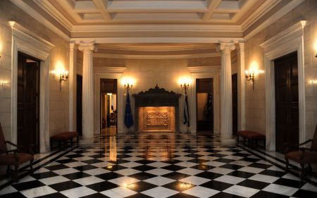 Με το «καλημέρα» ασφυκτικός κλοιός γύρω από την κυβέρνηση από το «κουαρτέτο»