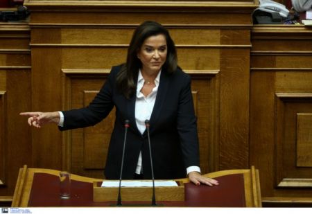 Μπακογιάννη κατά Κοτζιά από το βήμα της Βουλής