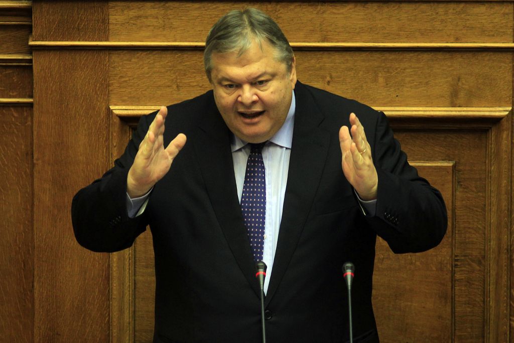 Δεν «ξεψηφίζει» ο Βενιζέλος το νόμο για την ανθρωπιστική κρίση