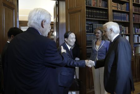 Παυλόπουλος χαιρετίζει το σχέδιο για Εδρα Ελληνικής Γλώσσας στο Πεκίνο