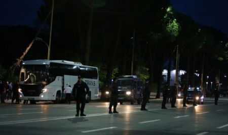 Αλβανοί υποδέχτηκαν με πέτρες το πούλμαν της Σερβίας