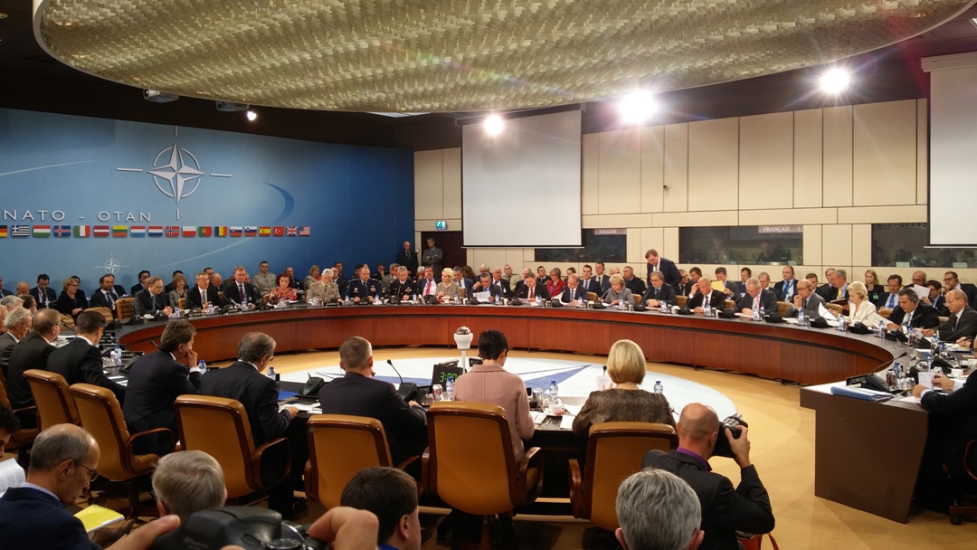 NATO: Η ρωσική υποστήριξη στον Άσαντ παρατείνει τον πόλεμο