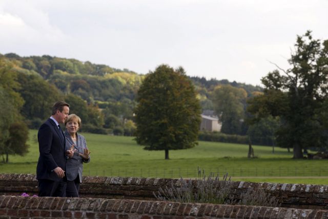 Ξηλώνουν το πουλόβερ για να ξεμπερδέψουν με το «Brexit»