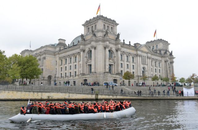 Βερολίνο κατά Βιέννης για τους πρόσφυγες, η Μέρκελ «δεν υποχωρεί»