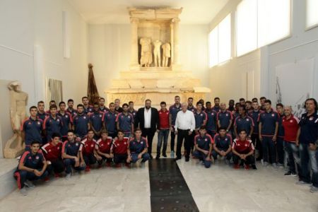 Ξεναγήθηκε στο Αρχαιολογικό Μουσείο Πειραιά ο Ολυμπιακός