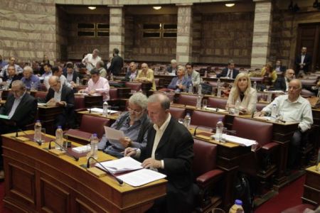 Αντίθετα τα κόμματα της αντιπολίτευσης στο πολυνομοσχέδιο