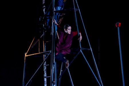 «Να χαμογελώ και ν’ απορώ»