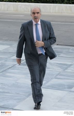 Δελφινομαχίες και λασπομαχίες πίσω από τις γαλάζιες κουρτίνες της εξουσίας