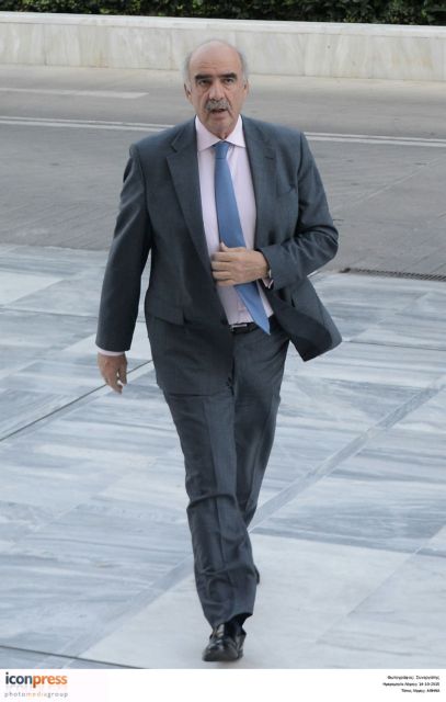 Δελφινομαχίες και λασπομαχίες πίσω από τις γαλάζιες κουρτίνες της εξουσίας