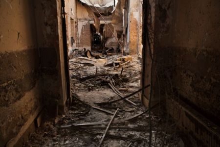 Στο σκοτάδι οι έρευνες έναν χρόνο μετά τον βομβαρδισμό νοσοκομείου