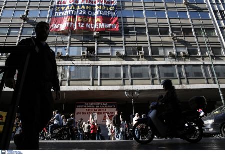 Σε κατάληψη το υπουργείο Εργασίας από μέλη του ΠΑ.ΜΕ