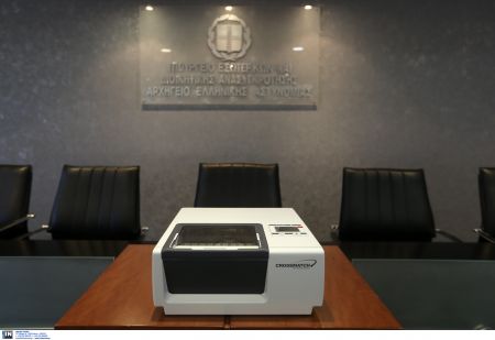 Η Γερμανία μάς δώρισε 12 συσκευές για ταυτοποίηση προσφύγων