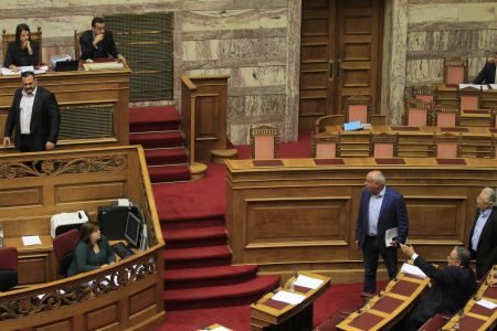 Βουλή: Προκλητική επίθεση χρυσαυγιτών κατά βουλευτών του ΚΚΕ