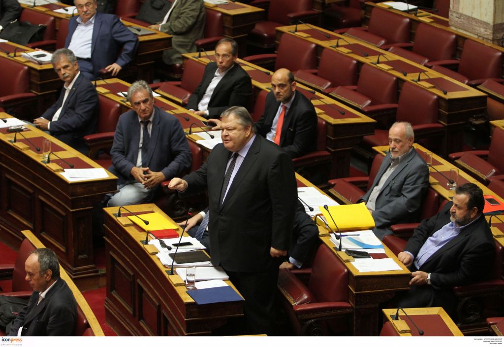 Βενιζέλος-ραδιοτηλεοπτικές άδειες: Η κυβέρνηση υποχωρεί κατά τρόπο ευτελιστικό σε άγνωστα συμφέροντα