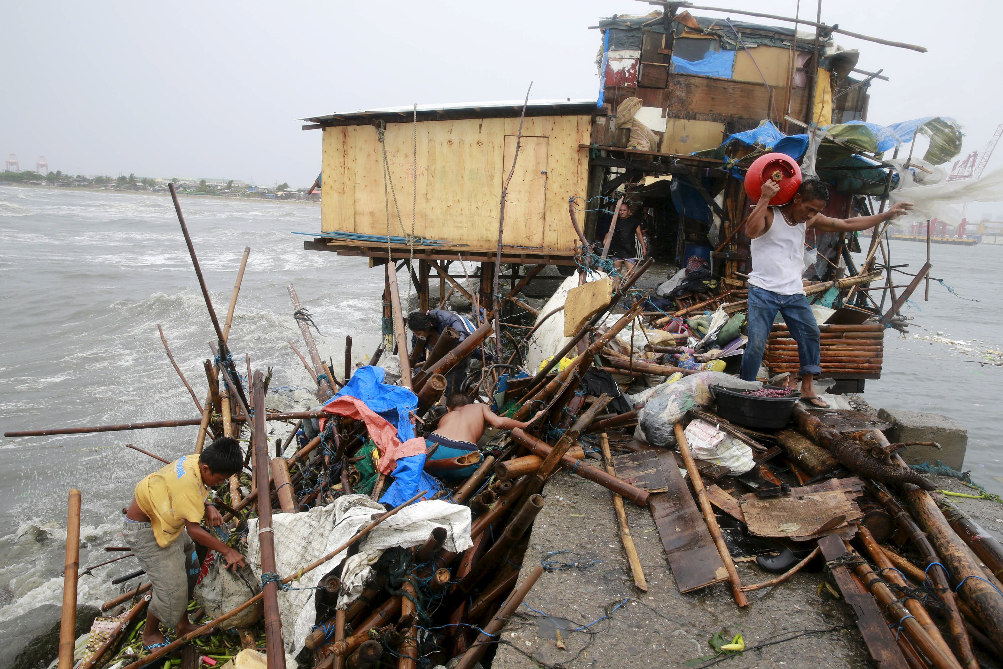 Σαρωτικό πέρασμα τυφώνα στις Φιλιππίνες