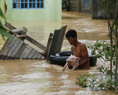 Φιλιππίνες: Πάνω στις στέγες  οι πλημμυροπαθείς, περιμένουν βοήθεια