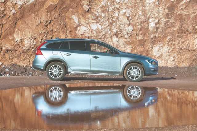 Volvo V60 Cross Country D4: Η τέχνη του αντικατοπτρισμού