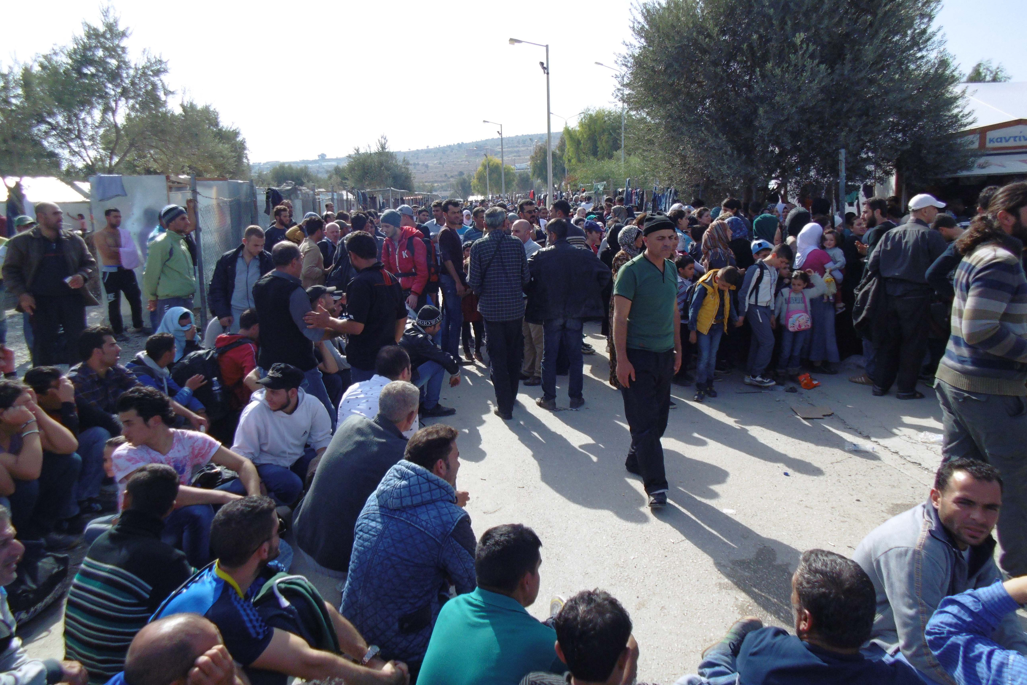 Spiegel: Η Κομισιόν  ζητά «hot spot» περίπου 50.000 προσφύγων στην Αθήνα