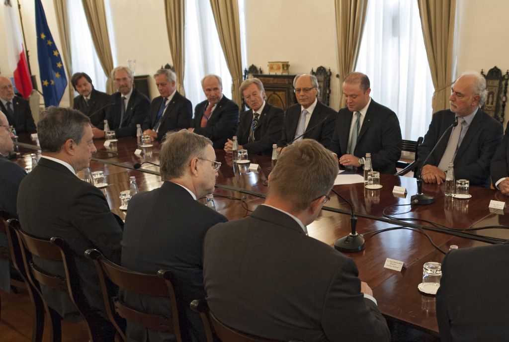 Ντράγκι: Τον Δεκέμβριο η ΕΚΤ θα επανεξετάσει την ποσοτική χαλάρωση