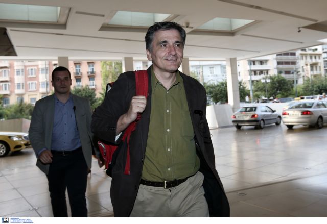 Διπλή εμπλοκή με την τρόικα